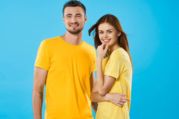 joven hermosa pareja en camisetas posando en estudio sobre fondo aislado - Foto, Imagen
