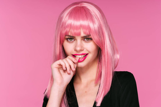 joven hermosa mujer en rosa peluca posando en estudio
  - Foto, imagen