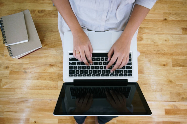 Przypadkowa kobieta biznesu pracuje online na laptopie, który ręka na klawiaturze w jej domu Izolowany ekran w laptopie - Zdjęcie, obraz