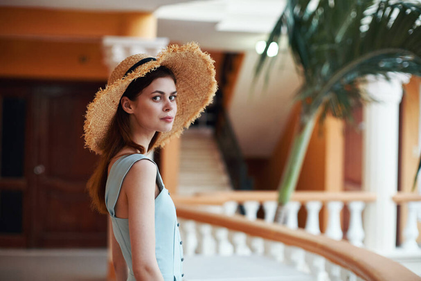   Giovane donna con cappello di paglia sul resort tropicale  - Foto, immagini