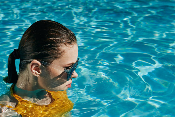 jonge mooie vrouw ontspannen in het zwembad   - Foto, afbeelding
