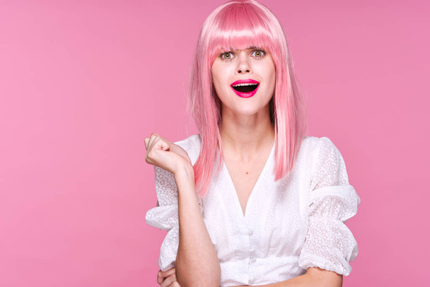 jeune belle femme en perruque rose posant en studio  - Photo, image