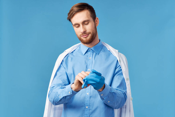 студийный снимок доктора мужского пола в перчатках  - Фото, изображение