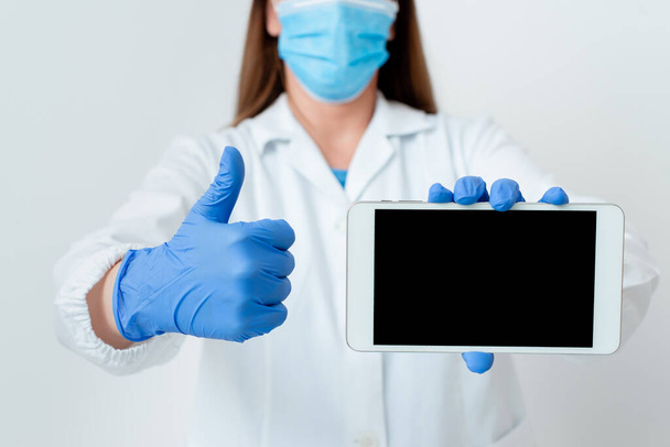 Πρόσωπο που φοράει ιατρική φορεσιά γάντια χειρουργική μάσκα διαφορετικές γωνίες σφηνάκια που λαμβάνονται με άδειο αυτοκόλλητο χαρτί αξεσουάρ σύγχρονη Smartphone - Φωτογραφία, εικόνα