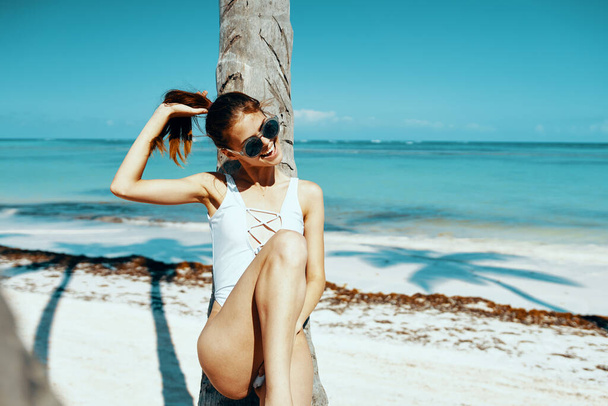 joven hermosa mujer posando en la playa.   - Foto, Imagen