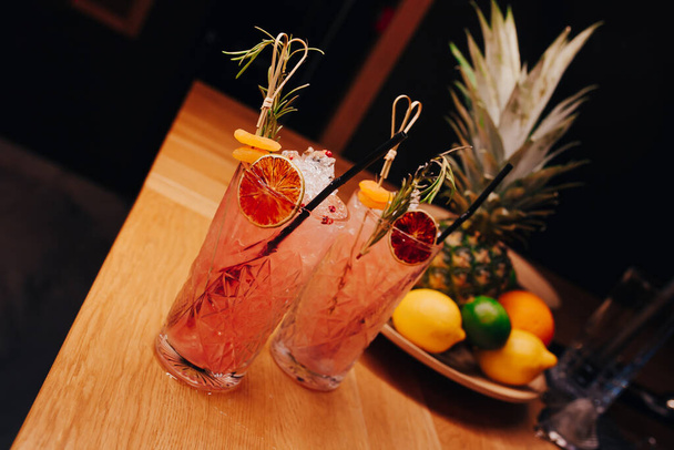  Świeże lato Autor inspirował Cocktail Drink - na ladzie barów na ananasowych owocach Tło. Zbliżenie Widok z góry. Skopiuj wklej miejsce dla projektantów i luksusowe usługi barman w nightclu - Zdjęcie, obraz