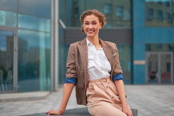 Businesswoman successful woman business person standing outdoor corporate building exterior Smile happy caucasian confidence professional business woman middle age female entrepreneur Bank employee - Фото, зображення