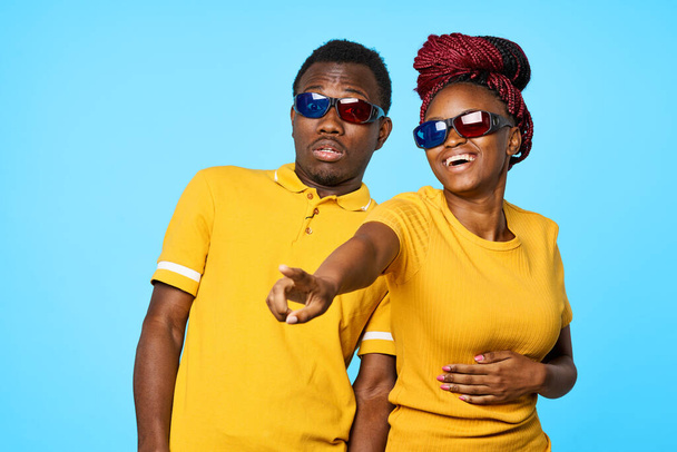 jong afrikaans paar in 3D bril tonen iets in de studio  - Foto, afbeelding