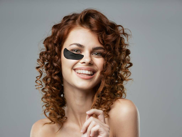 junge schöne Frau mit Augenklappe im Studio             - Foto, Bild