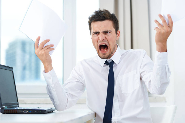 Joven hombre de negocios agresivo enojado en la oficina   - Foto, Imagen