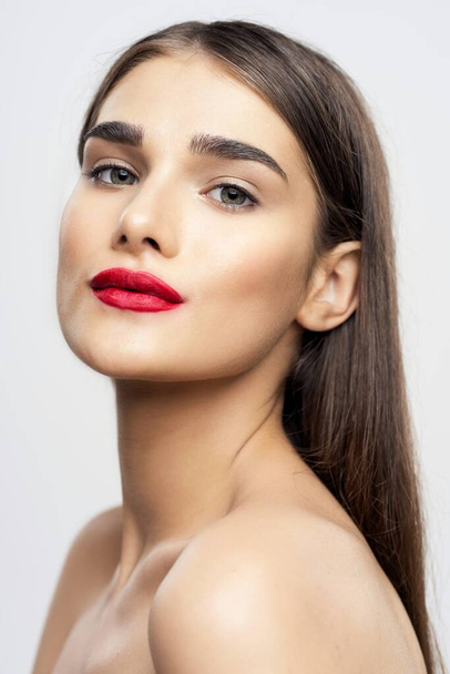 Retrato de jovem mulher bonita com batom vermelho nos lábios. Beleza, fotografia de moda
  - Foto, Imagem