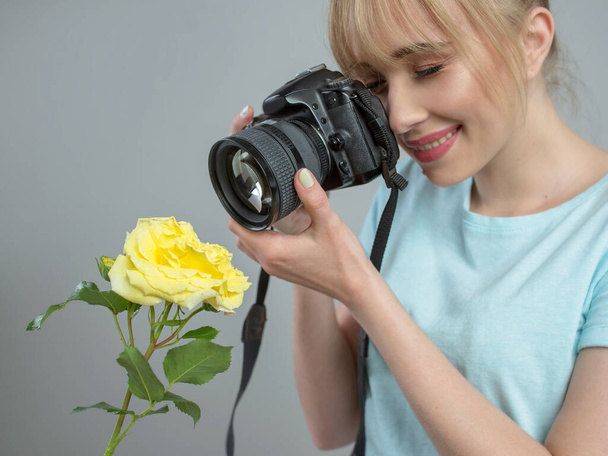 Młoda kobieta fotograf fotografowania żółtej róży z aparatem cyfrowym. zbliżenie, strzelanie, hobby, koncepcja zawodu - Zdjęcie, obraz