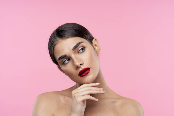 Porträt einer jungen schönen Frau mit rotem Lippenstift auf den Lippen. Schönheit, Modefotografie  - Foto, Bild