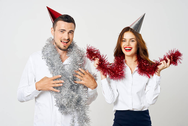 portrét mladého krásného páru oslavující nový rok ve společenských kloboucích - Fotografie, Obrázek