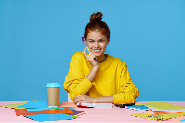      Молода жінка дизайнер сидить за столом
                           - Фото, зображення