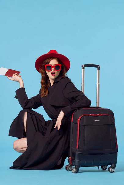 Mujer joven con maleta roja en el estudio
 - Foto, Imagen