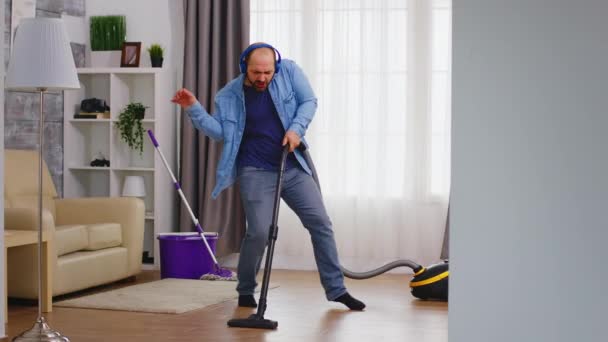 Καθαρισμός σπιτιού και χορός - Πλάνα, βίντεο
