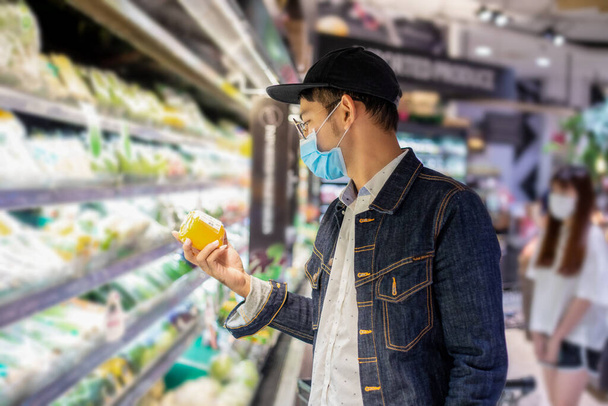 Asiatische Männer kaufen und kaufen Lebensmittel, um sie während des Covid-Ausbruchs zu horten - Foto, Bild