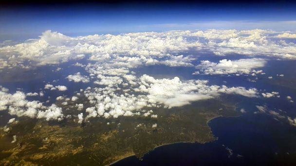 Felhők és föld a repülőgép ablaka mögül - Fotó, kép