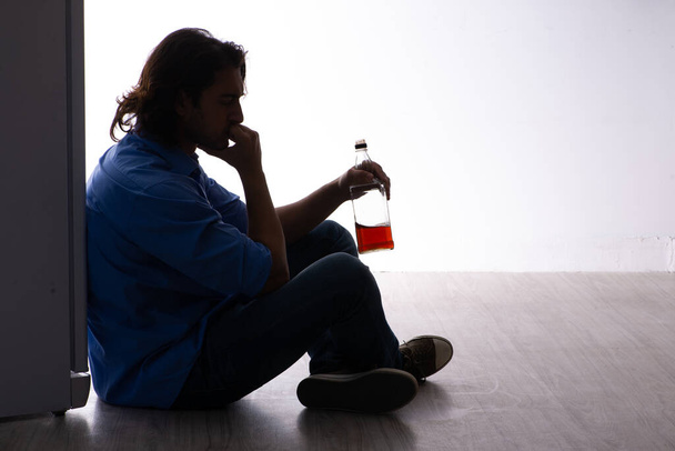 Молодий чоловік, який страждає від алкоголізму
 - Фото, зображення