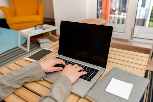 Современное использование цифровых устройств Ноутбук под плоским персональным рабочим столом для рабочего места. Концепция новых обновленных технологий связи
 - Фото, изображение