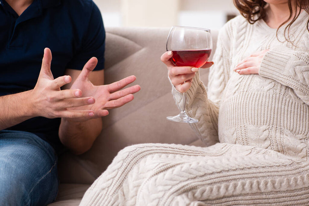 Mann und Schwangere im Alkoholismus-Konzept - Foto, Bild