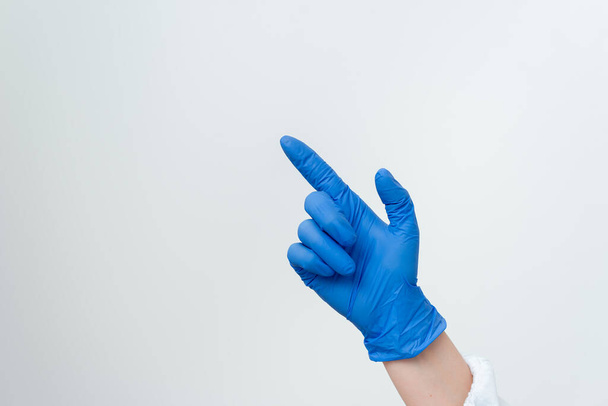 Személy visel orvosi kesztyű sebészeti maszk tartó színes üres matrica papír kiegészítők modern okostelefon - Fotó, kép