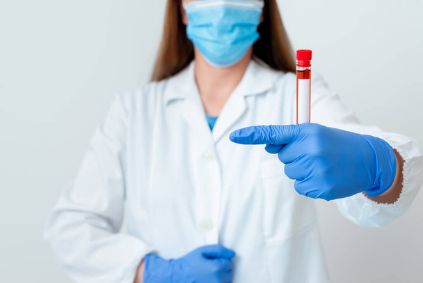 Persona che indossa guanti medici per l'esecuzione di esperimenti di laboratorio. Tenere la provetta di sangue per l'analisi delle condizioni di salute
 - Foto, immagini