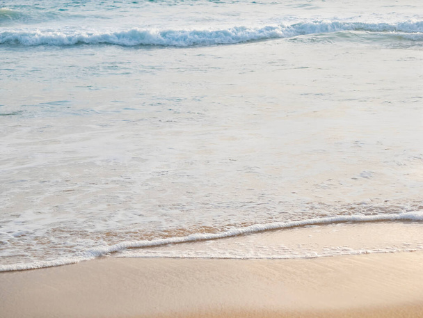 Nahaufnahme Sand mit Welle des Meeresstrandes - Foto, Bild