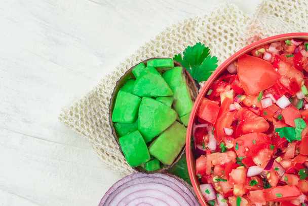 Σαλάτα ντομάτας αναμεμειγμένη με κόκκινο κρεμμύδι Μεξικάνικο φαγητό σπιτικό αυθεντικό στυλ κατασκευασμένο από φρέσκο υγιεινό βιολογικό συστατικό για ορεκτικό vegan - Φωτογραφία, εικόνα