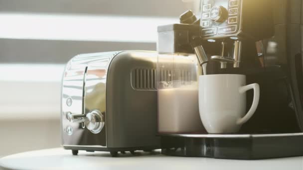 プロのコーヒーマシンでミルクとコーヒーを作るプロセス。朝食用トースト付きコーヒー - 映像、動画