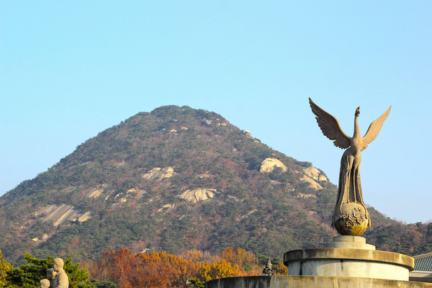 μνημείο μπροστά από το Προεδρικό Μέγαρο της Νότιας Κορέας, το μπλε - Φωτογραφία, εικόνα