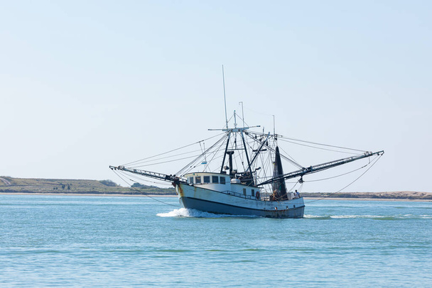 Παλιό αλιευτικό σκάφος που πλέει στο πέρασμα του Σαντιάγκο από το Laguna Madre στον Κόλπο του Μεξικού - Φωτογραφία, εικόνα