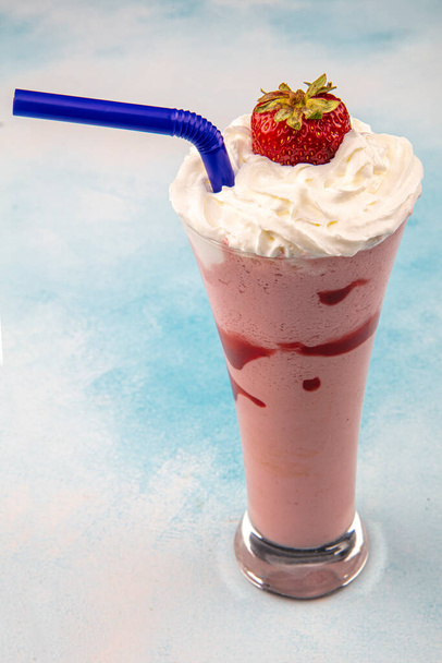 Erdbeer-Milchshake im Glas - Foto, Bild