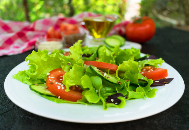 Salade van verse groenten en kruiden. Close-up. - Foto, afbeelding