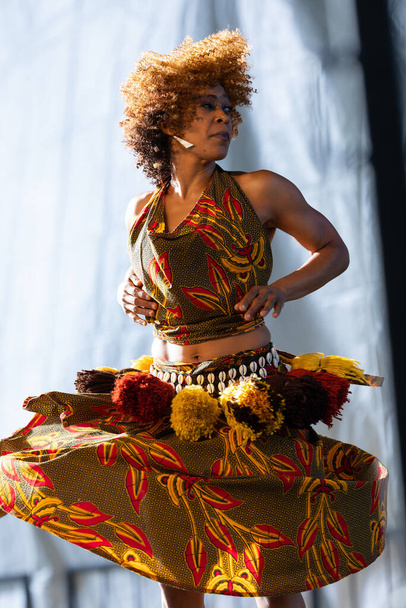 St. Louis, Missouri, Verenigde Staten - 24 augustus 2019: Festival of Nations, Tower Grove Park, leden van het Beyond Measure Dance Theatre, in traditionele kleding, traditionele Afrikaanse dansen opvoerend - Foto, afbeelding