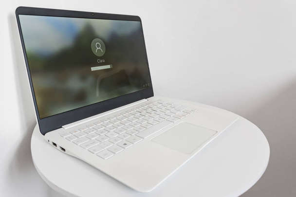 laptop izolowany na białym tle z otwartym ekranem komputera - Zdjęcie, obraz
