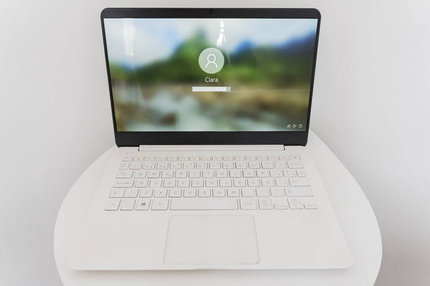 ordenador aislado sobre fondo blanco con pantalla portátil abierto
 - Foto, imagen