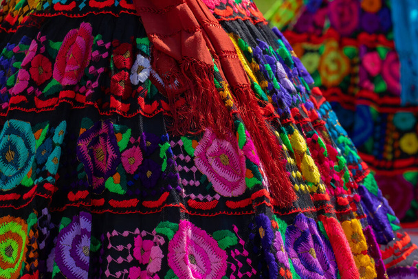 Ropa tradicional mexicana, de una bailarina, de cerca
 - Foto, Imagen