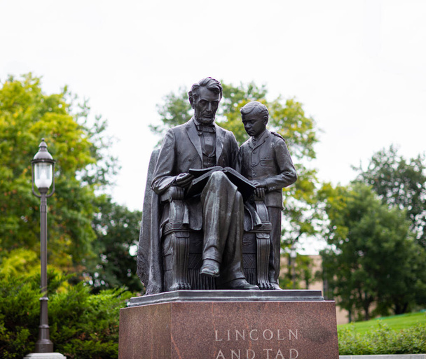Des Moines, Iowa, Verenigde Staten - 31 augustus 2019: Beeldhouwkunst van Lincoln en Tad, voor het Capitool van de deelstaat Iowa - Foto, afbeelding