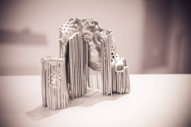 Coroas dentárias impressas em máquina de sinterização a laser. Impressora 3D moderna - Foto, Imagem