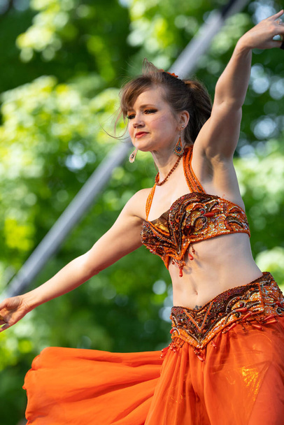 St. Louis, Missouri, USA - August 24, 2019: Festival of Nations, Tower Grove Park, Members of the Arabian Silk, wearing traditional clothing, performing traditional Middle Eastern dances - Foto, afbeelding