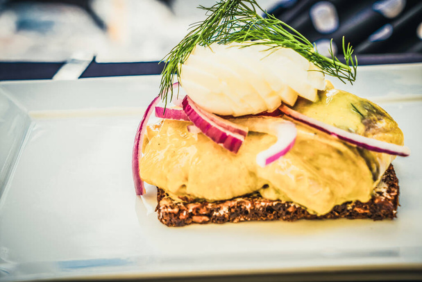 Παραδοσιακά δανέζικα σάντουιτς σε πιάτο - Φωτογραφία, εικόνα