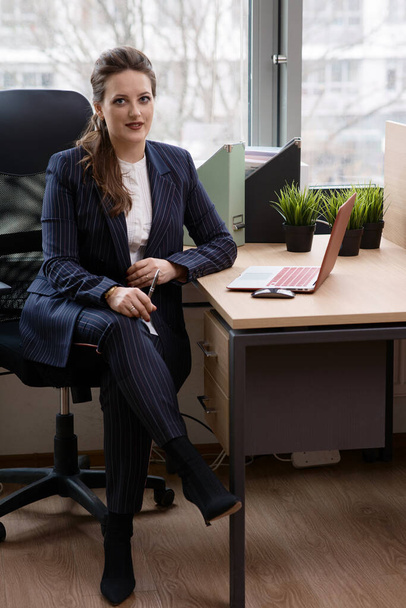 Young business woman dressed in elegant style - Foto, Bild