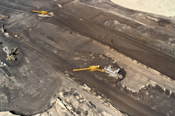 Letecký záběr na lom s těžkými bagry na kolečkách těžící uhlí. Koncept těžkého průmyslu - Fotografie, Obrázek