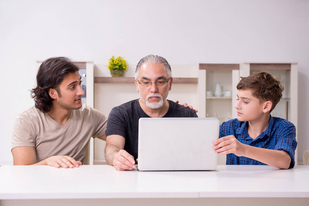 Nagyapa új technológiát tanul a fiától és unokájától. - Fotó, kép