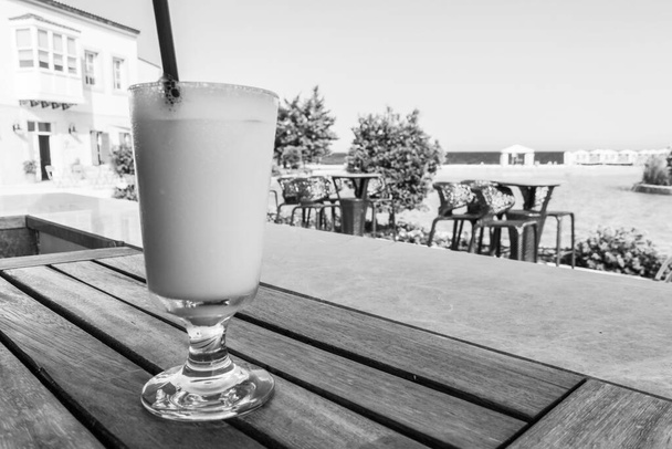 Cocktails at the seaside bar - Foto, imagen