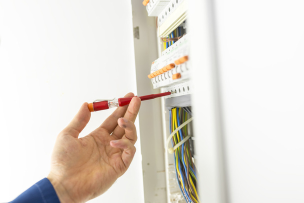 Électricien testant une carte de circuit électrique
 - Photo, image