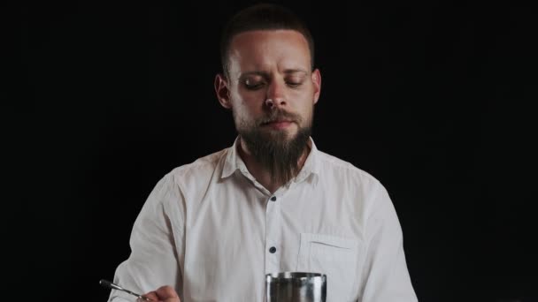 Barman dává cukr prášek do třepačky při přípravě alkoholického koktejlu - Záběry, video