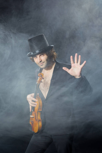 Klassiek musicus violiste met een viool, opgenomen in Studio op zwarte achtergrond - Foto, afbeelding